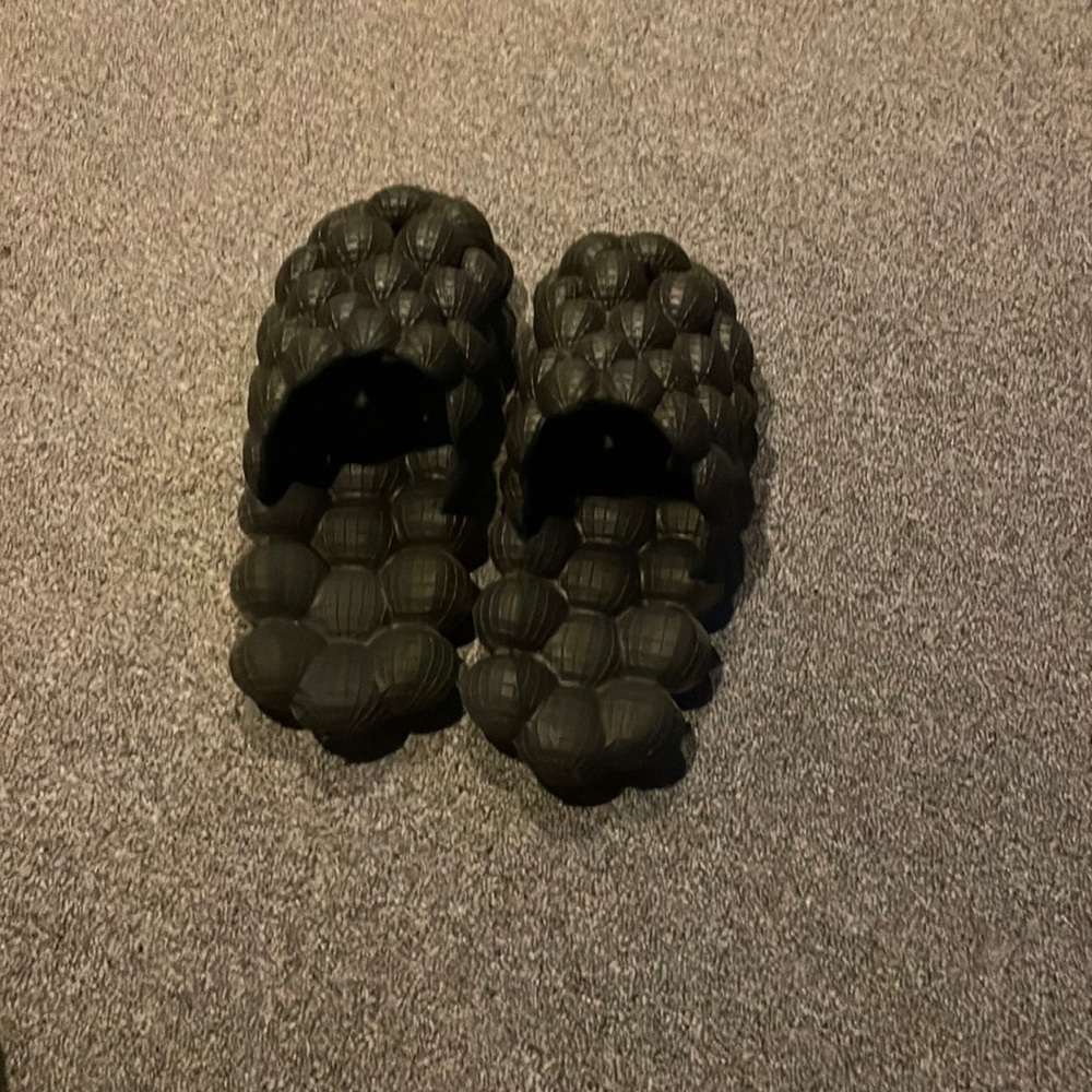 Bubble slides size 11-12 for Men and Women